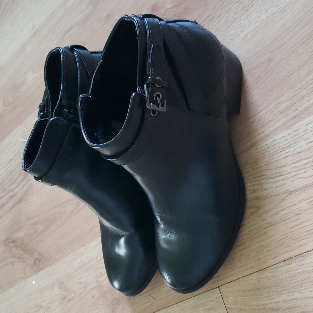 Size 7M black Booties